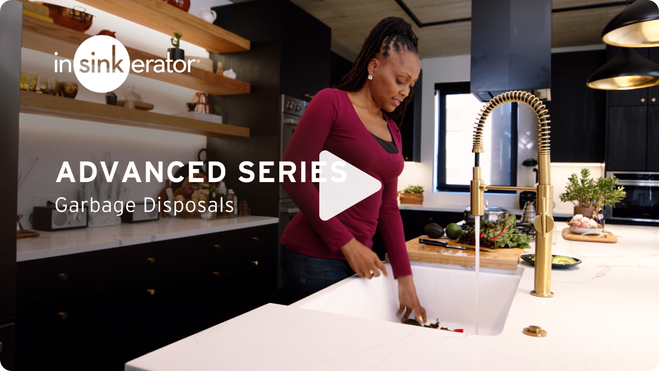 InSinkErator Advanced Series - mulher colocando os resíduos de alimentos na pia